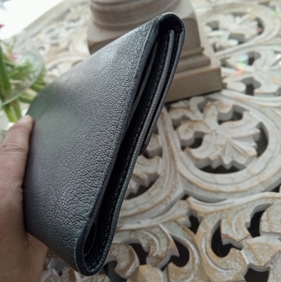 Chanel Metallic Silver Wallet - 100% Authentic - Picture 5 of 11